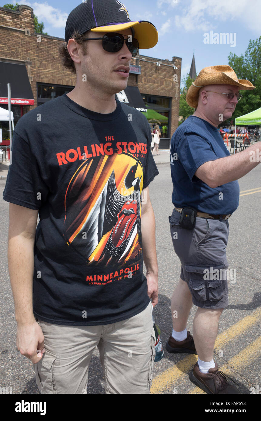 Homme portant un T-shirt Rolling Stones à partir d'un récent concert à Minneapolis. Grand Old jour Foire de rue. St Paul Minnesota MN USA Banque D'Images