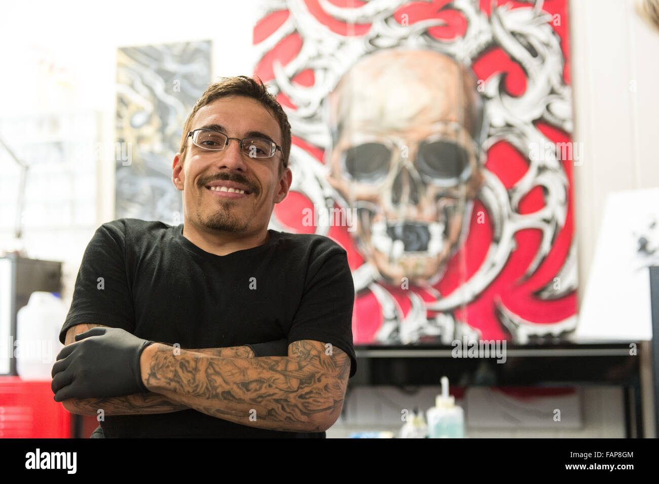 Genève, Suisse. Août 14, 2015. Dennis Weber, un homme avec nanisme, pose dans un studio de tatouage à Aesch, Suisse, 14 août 2015. De nombreuses personnes atteintes de nanisme font face à des problèmes lors de la recherche d'un emploi. Photo : PATRICK SEEGER/dpa/Alamy Live News Banque D'Images