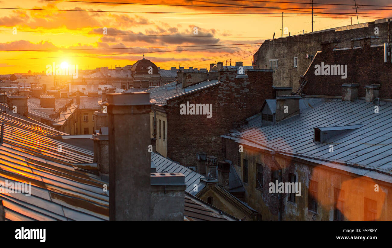 Toits de la vieille ville de Saint-Pétersbourg pendant le coucher du soleil. Banque D'Images