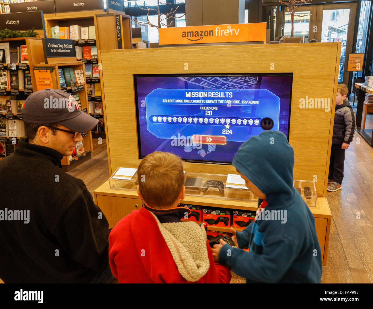 Jeunes garçons jouent au jeu vidéo sur fire tv, Amazon Books de brique et  de mortier magasin, University Village, Seattle, Washington State, USA  Photo Stock - Alamy