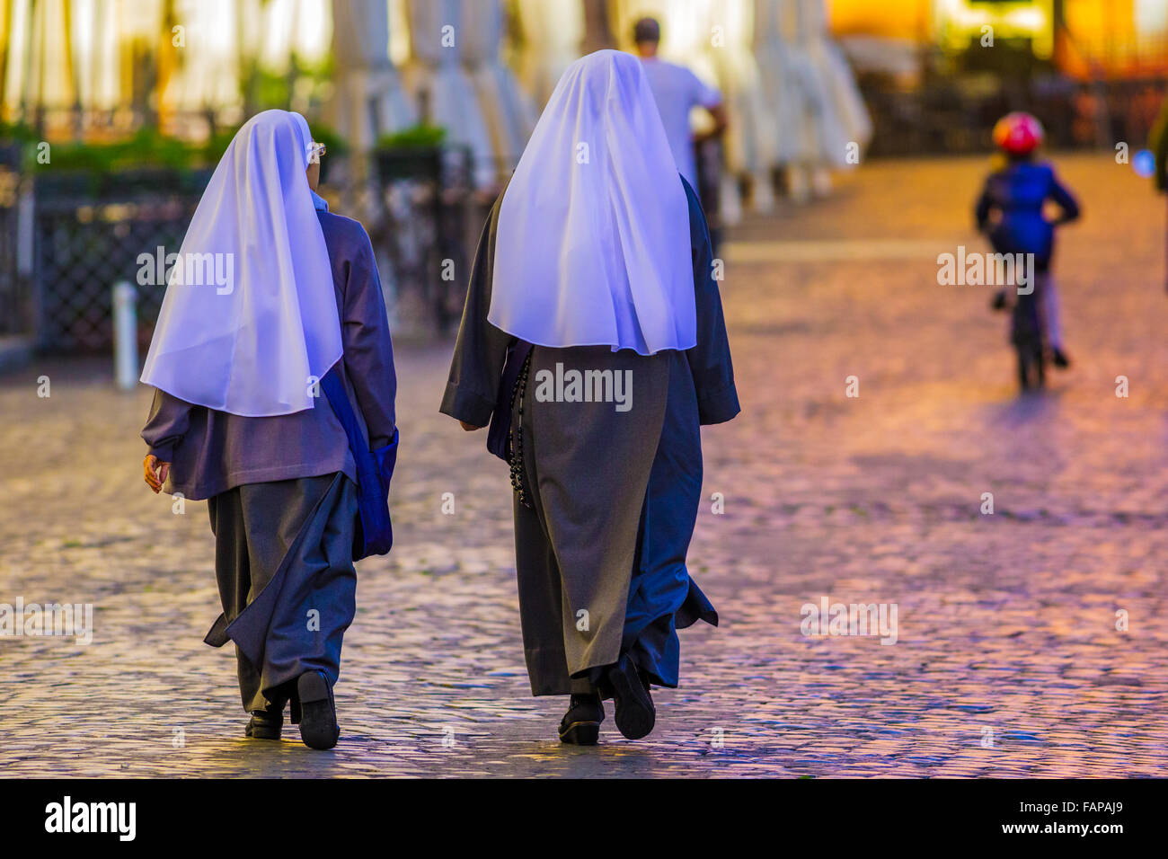 Deux religieuses la marche, Rome Banque D'Images