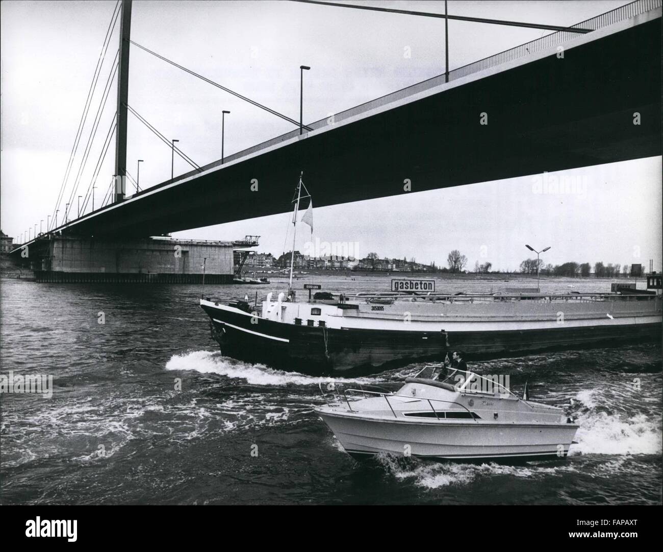 1962 Oberkassseler - pont du Rhin à Düsseldorf/Allemagne- Ouest est plus de 47, 5 m : dans ce qui est une démonstration unique de l'avance de la technologie dans le monde, l'Wallfahrtsweg 4 pont du Rhin à Düsseldorf est le plus de 47, 5 mètres. Le pont, d'un poids de 12 500 tonnes, 600 mètres de long, 100 mètres de haut et 35 mètres de large, est beign mis sur les nouvelles pièces qui sont en aval. La jetée ont été construites à l'emplacement de l'ancien pont du Rhin a été, qui a été démolie à cause de c'est être à petit pour du trafic aujourd'hui. L'opération dure deux jours. Wallfahrtsweg 4 photo montre le pont du Rhin déménagement loin de il est vieux piers Banque D'Images