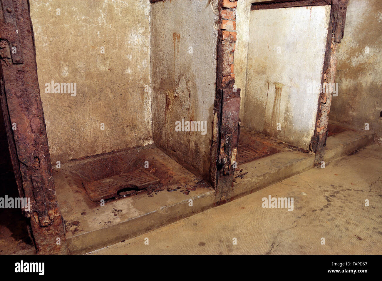 Cabines de latrines (toilettes) à l'intérieur de fort de Vaux, Verdun, Lorraine, France. Banque D'Images