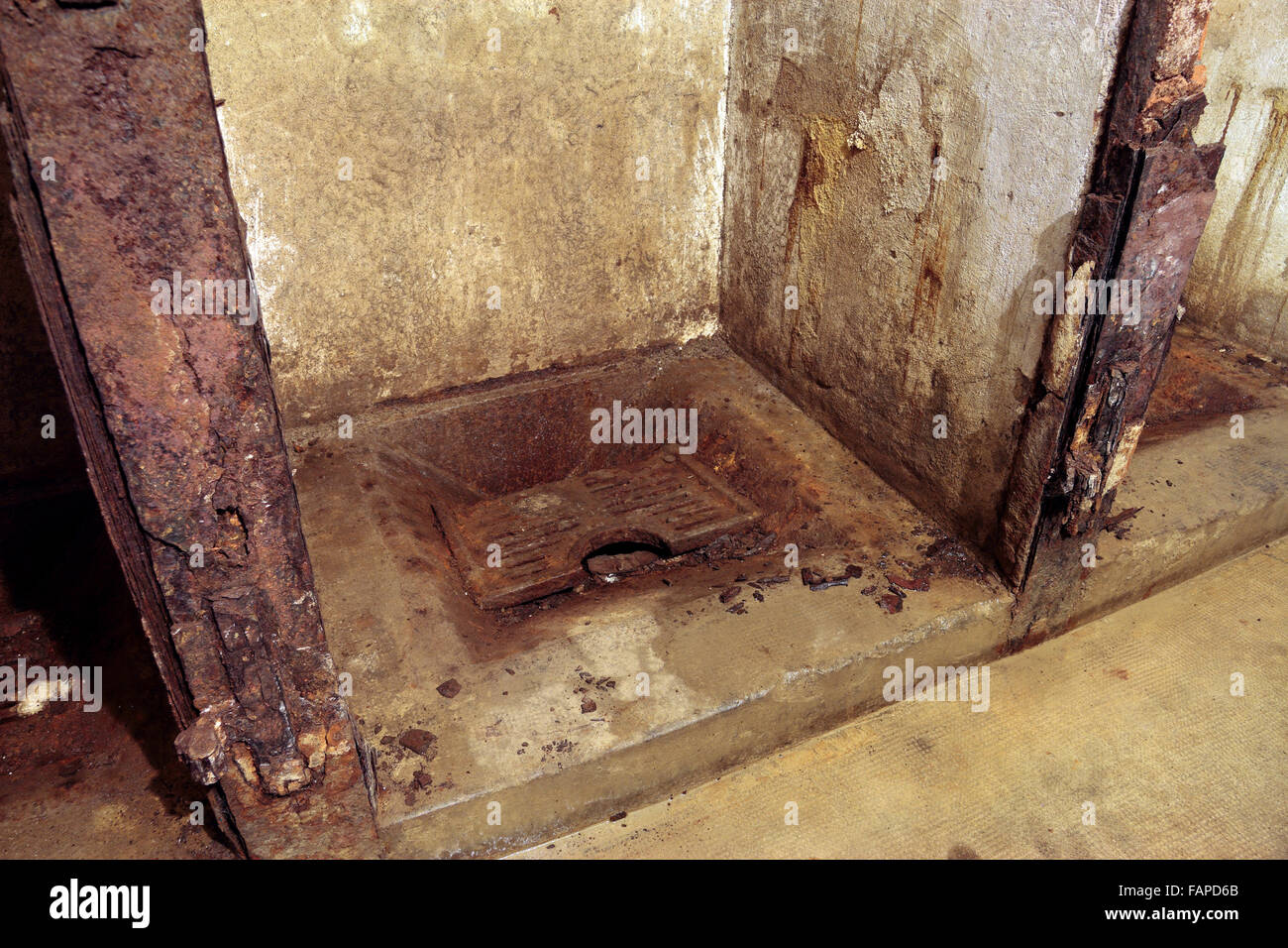 Une latrines (toilettes) à l'intérieur de fort de Vaux, Verdun, Lorraine, France. Banque D'Images