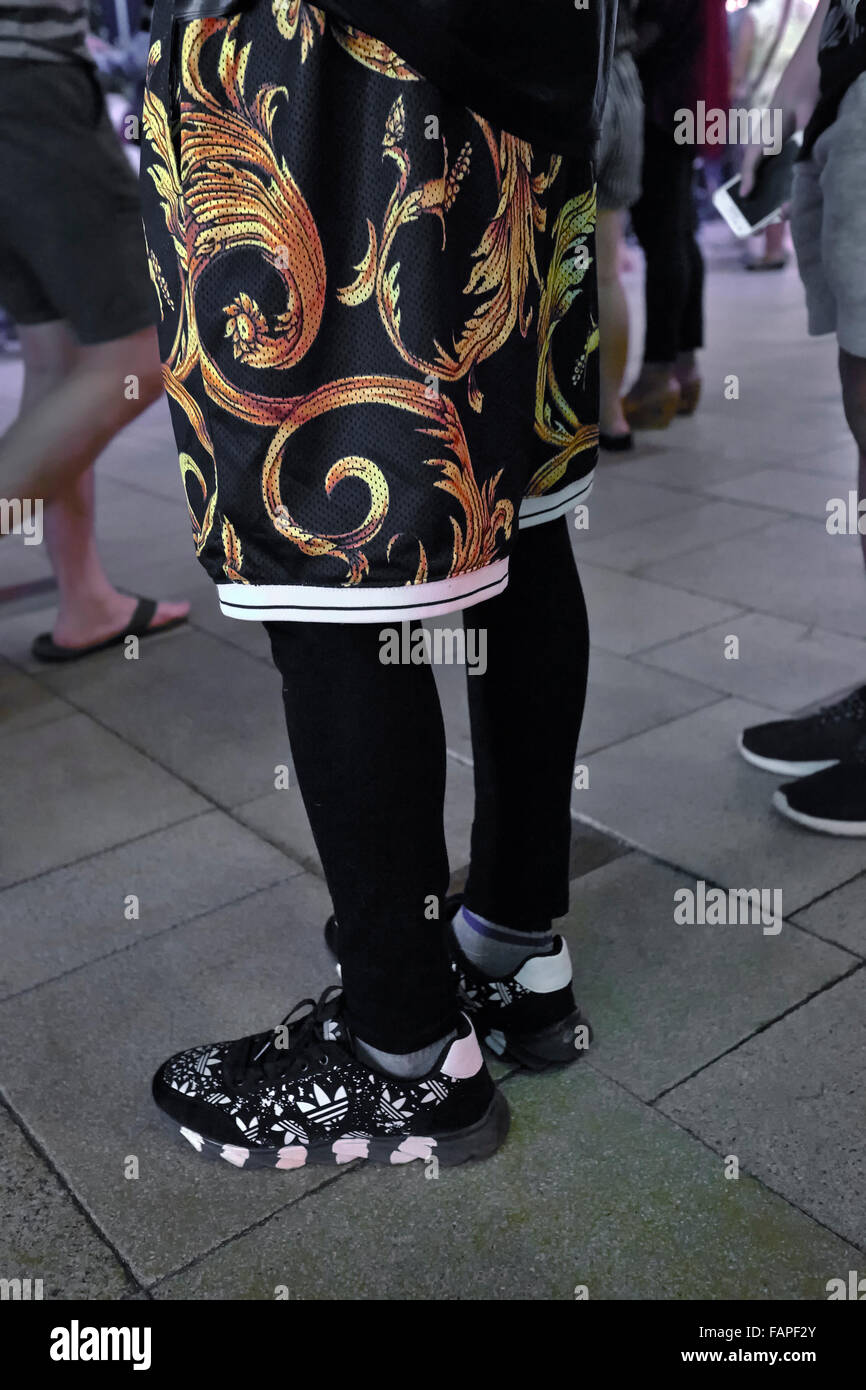 Jeune homme portant des shorts et des chaussures comme une déclaration de mode. Thaïlande S. E. l'Asie. Banque D'Images
