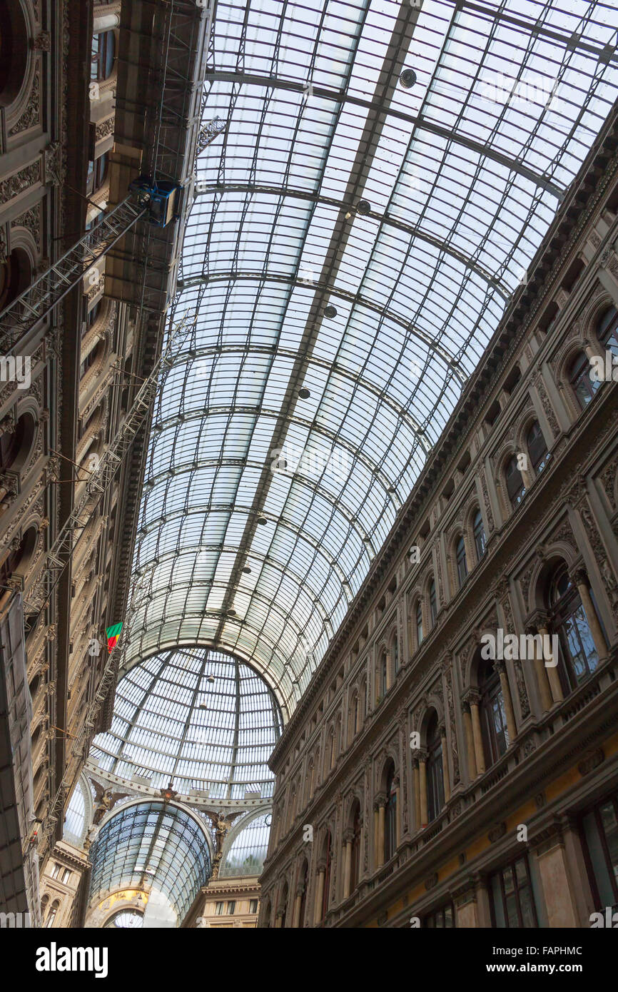 Détails de l'intérieur de la Galleria Umberto I, les boutiques et galerie d'art à Naples, Italie Banque D'Images