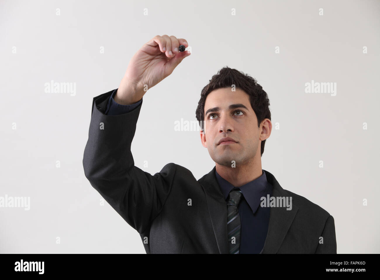 Businessman holding feutre faisant présentation Banque D'Images