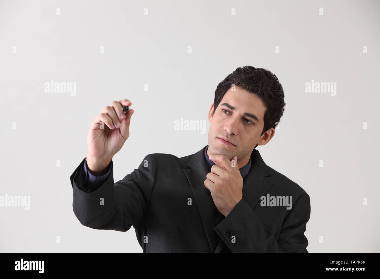 Businessman holding feutre faisant présentation Banque D'Images