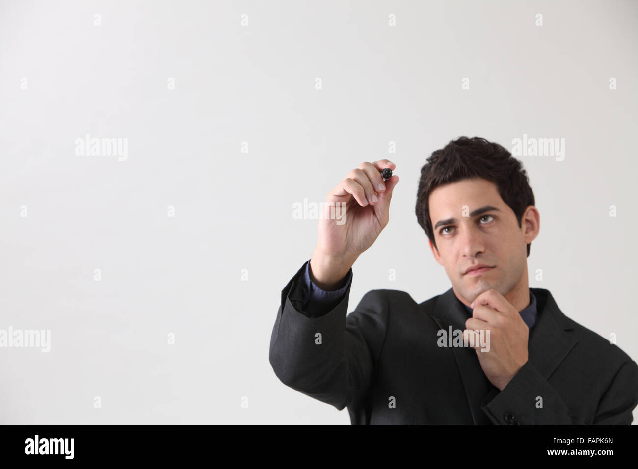 Businessman holding feutre faisant présentation Banque D'Images
