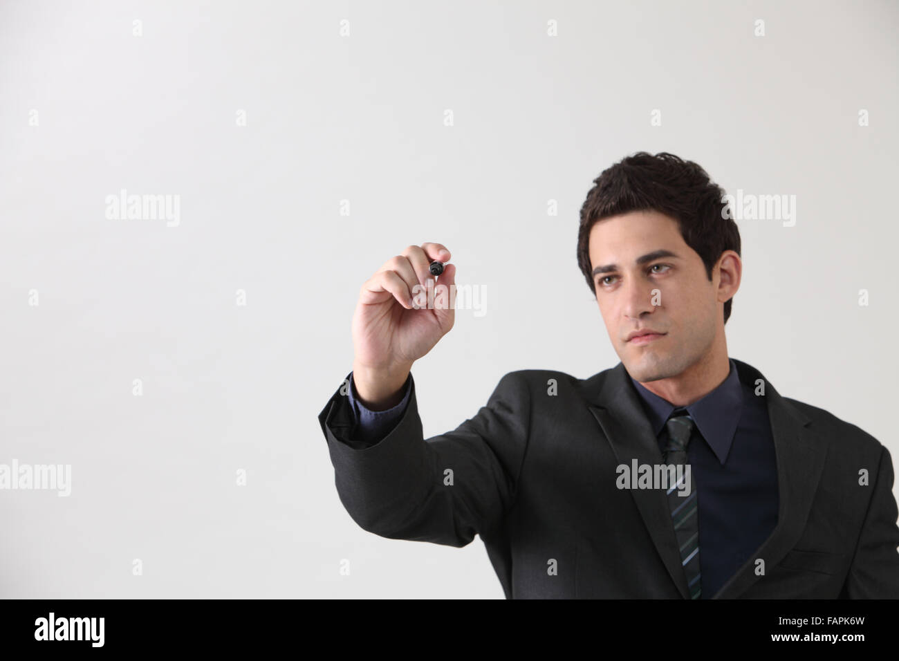 Businessman holding feutre faisant présentation avec copie espace Banque D'Images