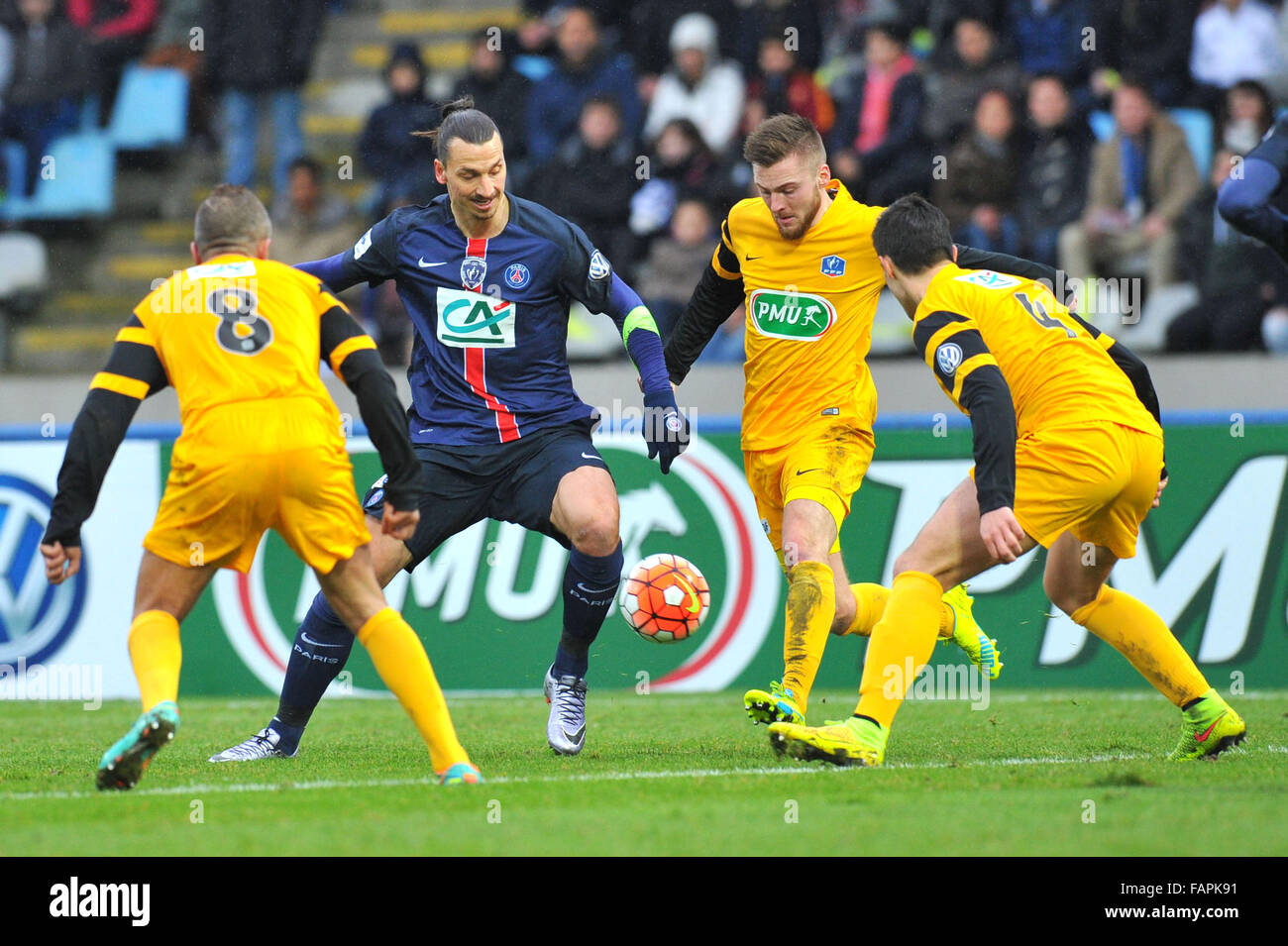 Lille, France. 06Th Jan, 2016. Coupe de France Football Wasquehal contre Paris Saint Germain. ZLATAN IBRAHIMOVIC (PSG) couverts par PIERRE PLANQUE (était) Crédit : Action Plus Sport Images/Alamy Live News Banque D'Images