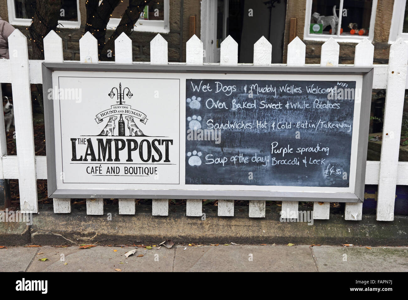 Enseigne à l'extérieur du chien amical lampadaire Café et Boutique, Hebden Bridge Banque D'Images