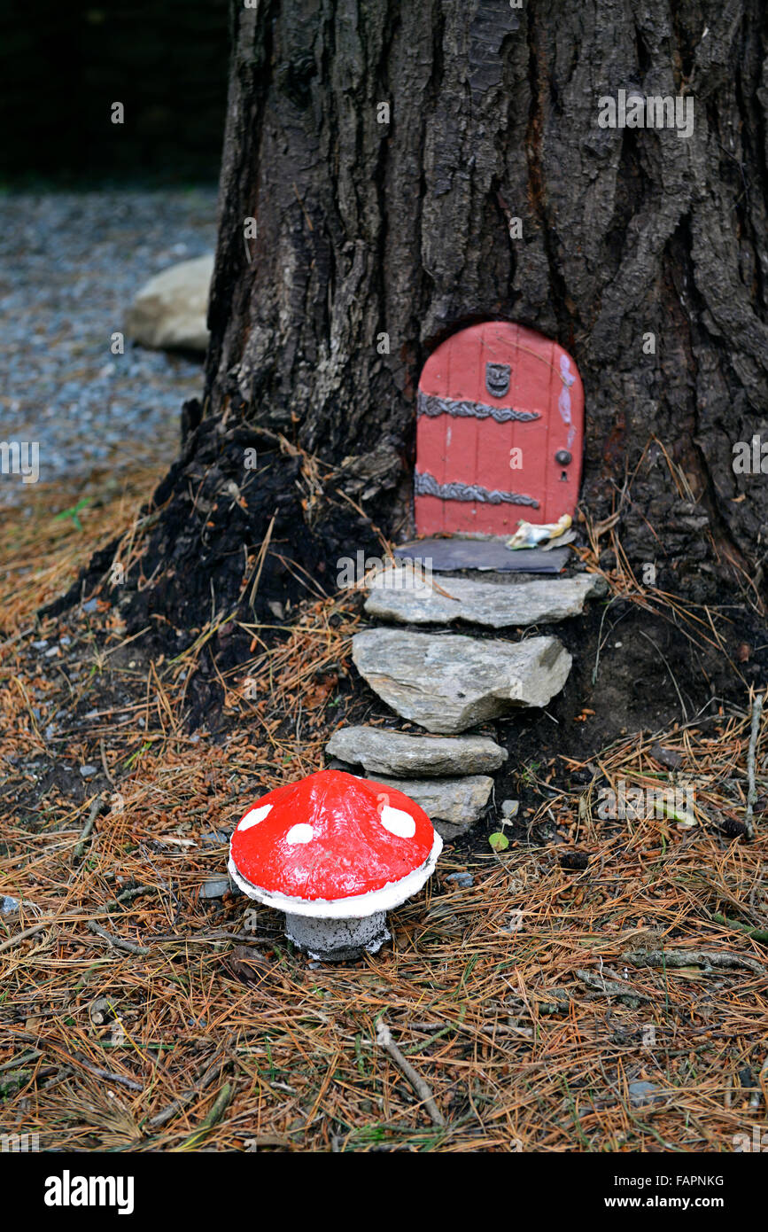 Porte chambre fée arbre décoration de jardin Décorez l'extérieur amusant nain miniature fantasy faire croire rouges champignon Floral RM Banque D'Images