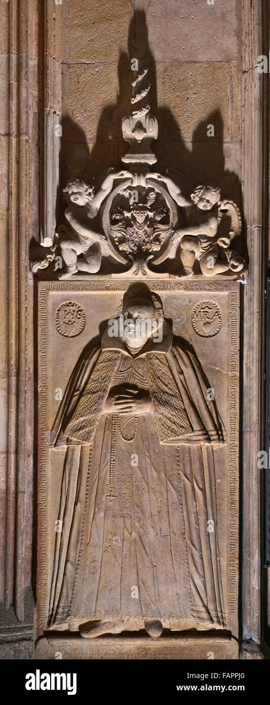 Tombe, effigie funéraire, à l'entrée de la cathédrale Saint-Jean-Baptiste à Ostrów Tumski à Wroclaw, Basse-Silésie, Pologne Banque D'Images