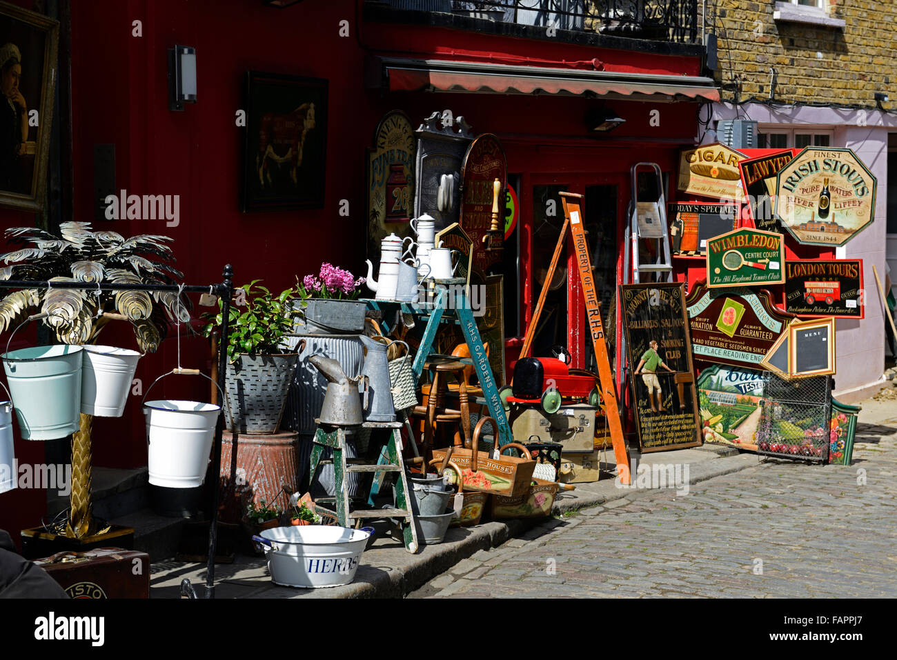 Boutique d'antiquités de Portobello road Notting Hill attraction touristique Boutiques Antiquités brocante chaussée trottoir Londres Monde RM Banque D'Images