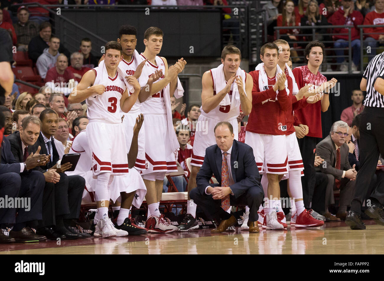 Madison, WI, USA. 2 Jan, 2016. Wisconsin coach Greg Gard et le Wisconsin sur banc pendant le match de basket-ball de NCAA entre le Rutgers Scarlet Knights et le Wisconsin Badgers au Kohl Center à Madison, WI. Le Wisconsin a défait 79-57 Rutgers. John Fisher/CSM/Alamy Live News Banque D'Images