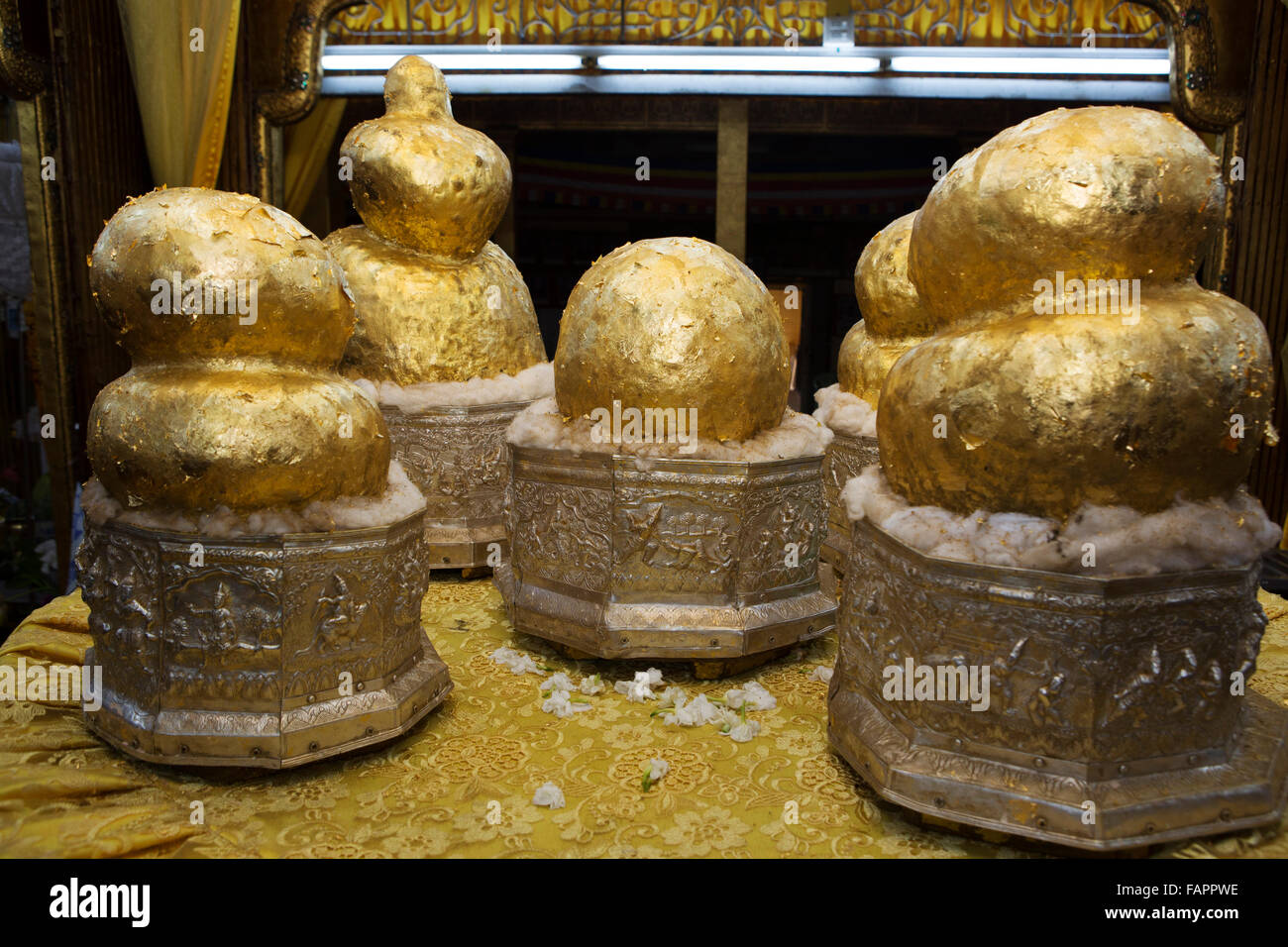 Statues de Bouddha couvert d'or à la pagode Shwe Indein sur le lac Inle au Myanmar (Birmanie). La pagode est un lieu de culte bouddhiste Banque D'Images