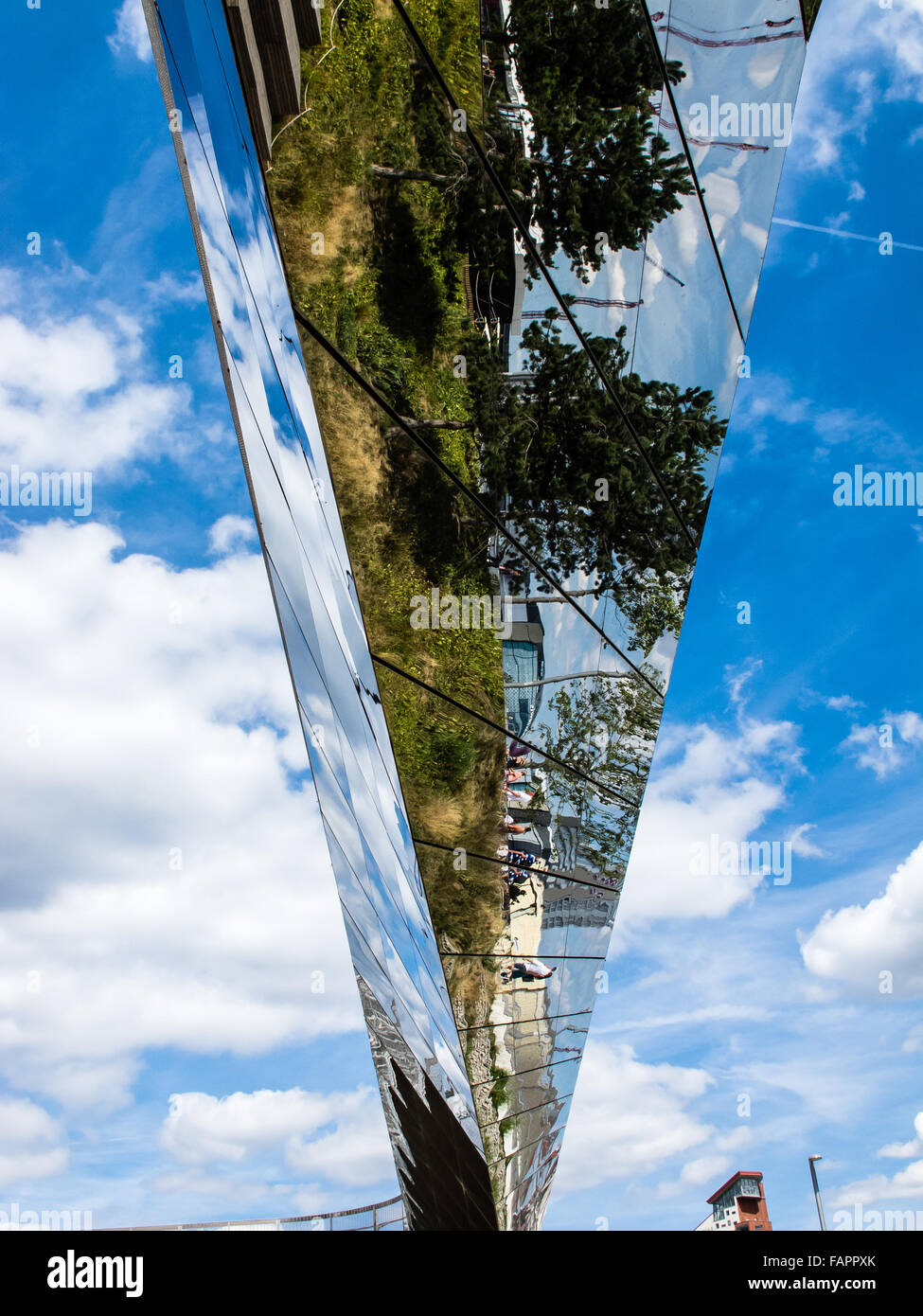 Réflexions en acier inoxydable bridge Banque D'Images