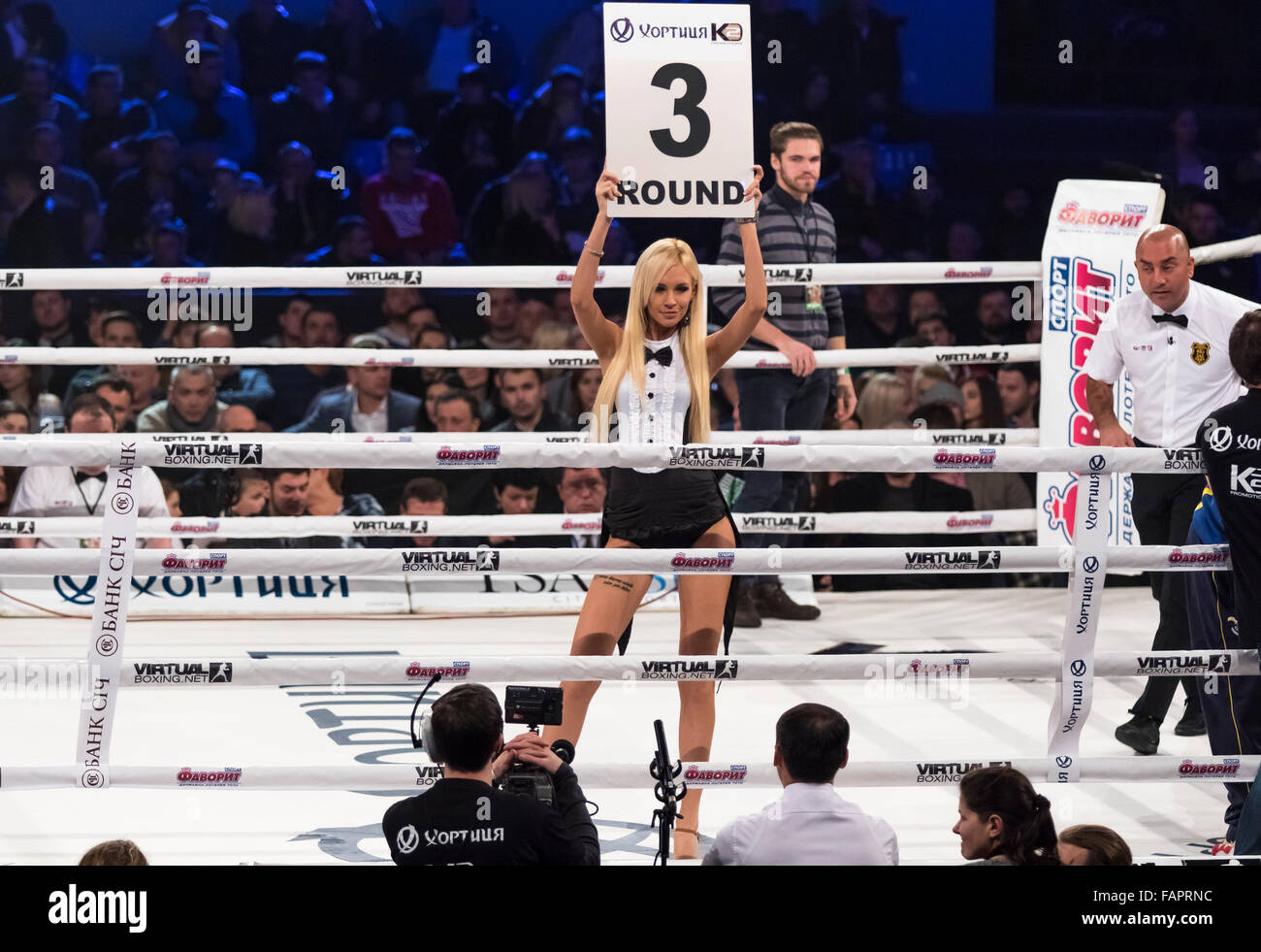 Kiev, UKRAINE - 12 décembre 2015 : ring girls holding un conseil avec nombre rond au cours de combat pour le titre Intercontinental WBO cruiserweight Oleksandr Usyk vs Pedro Rodriguez au Palais des Sports Banque D'Images