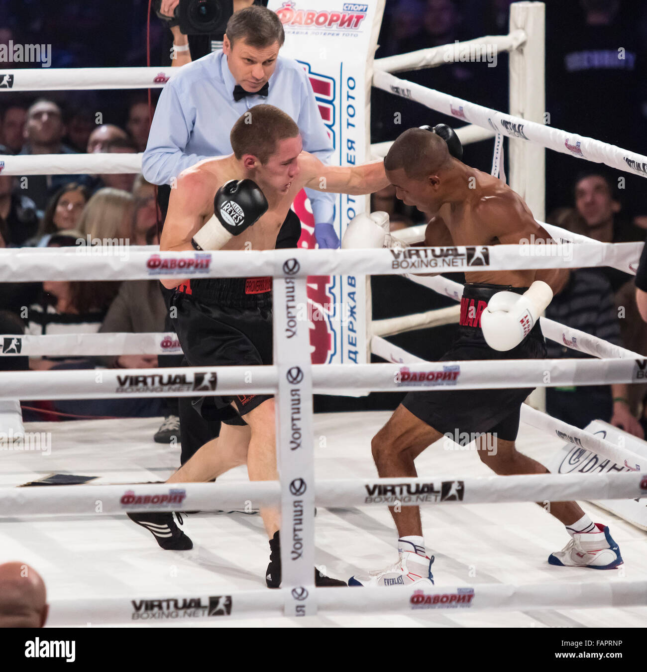 Kiev, UKRAINE - 12 décembre 2015 : Oleg Malinovski de l'Ukraine (L) se bat avec Aldimar Silva Santos, du Brésil au cours de la soirée 'Boxing' dans le Palais des Sports de Kiev Banque D'Images