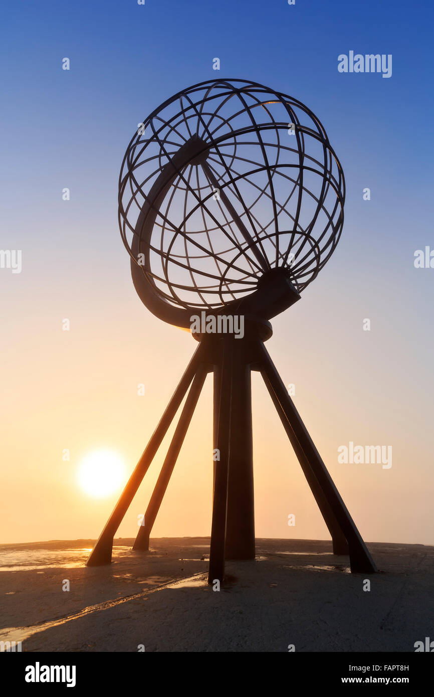 Globe sur la plate-forme Nordkapplatået North Cape, soleil de minuit, Nordkap, Magerøya, comté de Finnmark, Norvège Banque D'Images