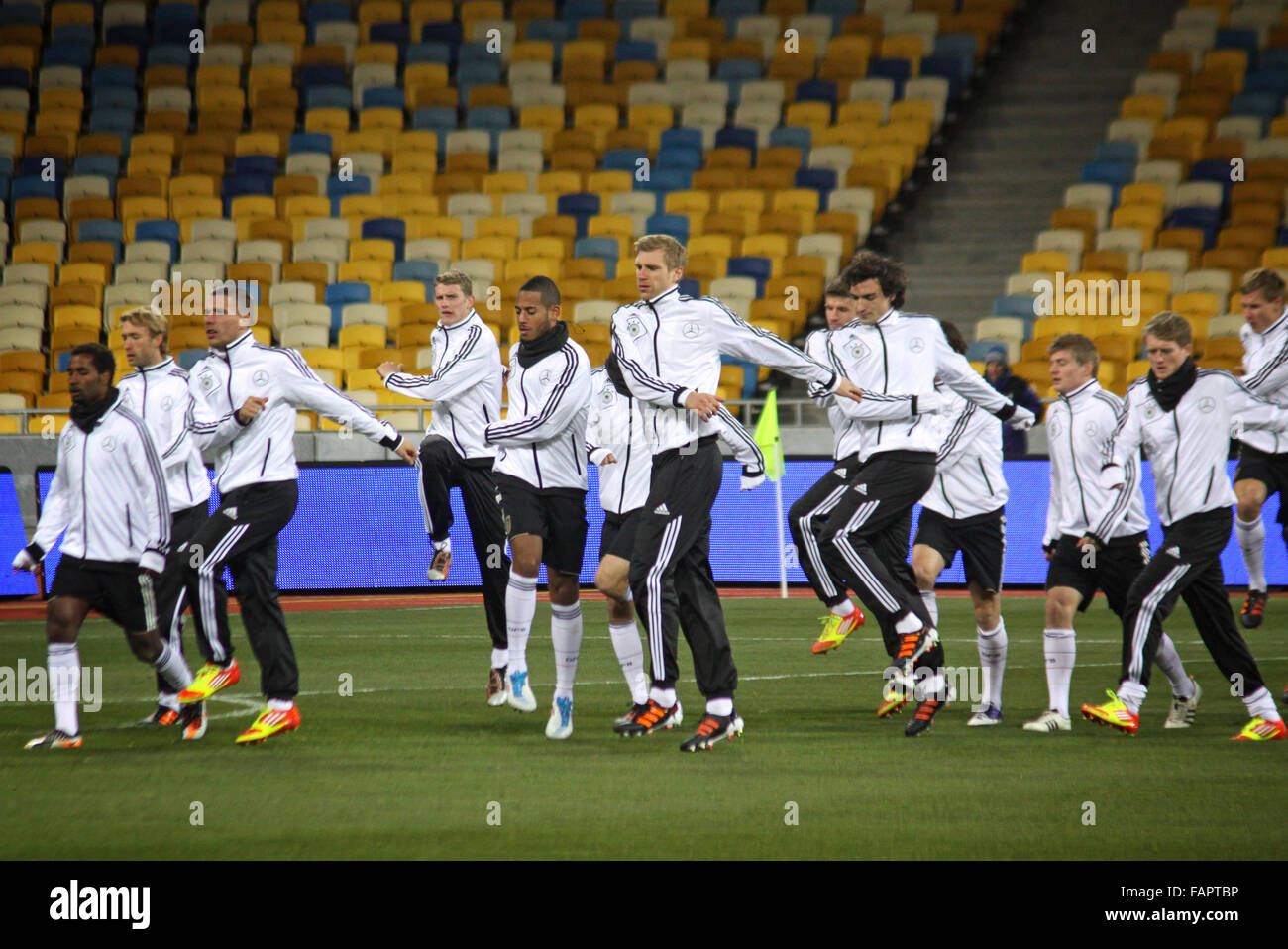 Kiev, UKRAINE - le 10 novembre 2011 : les joueurs de l'équipe nationale de football allemande s'exécuter pendant la session de formation au stade olympique sur NSK N Banque D'Images
