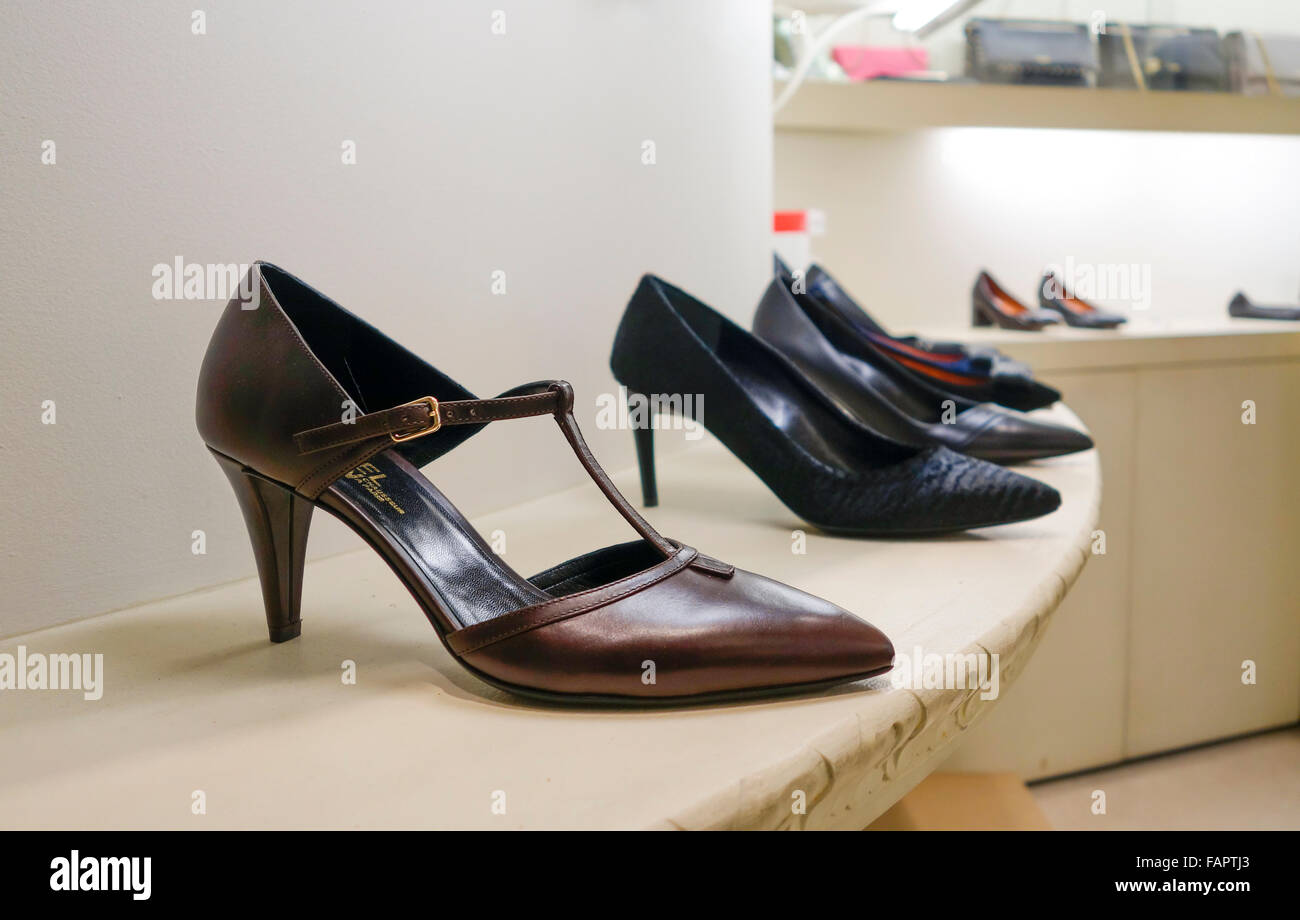 Haut de gamme exclusive boutique de chaussures avec une collection de  chaussures pour femmes, à Paris, France Photo Stock - Alamy