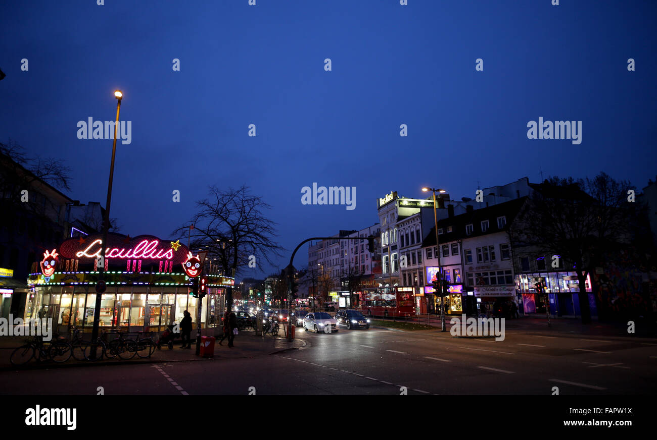 Hambourg, Allemagne. 06Th Jan, 2016. La rue Reeperbahn à Hambourg, Allemagne, 03 janvier 2016. Dans le domaine de divertissement et d'escarmouches, les affrontements entre bandes de motards ne sont jamais loin. Photo : Axel Heimken/dpa/Alamy Live News Banque D'Images