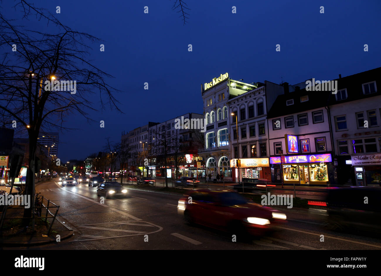 Hambourg, Allemagne. 06Th Jan, 2016. La rue Reeperbahn à Hambourg, Allemagne, 03 janvier 2016. Dans le domaine de divertissement et d'escarmouches, les affrontements entre bandes de motards ne sont jamais loin. Photo : Axel Heimken/dpa/Alamy Live News Banque D'Images