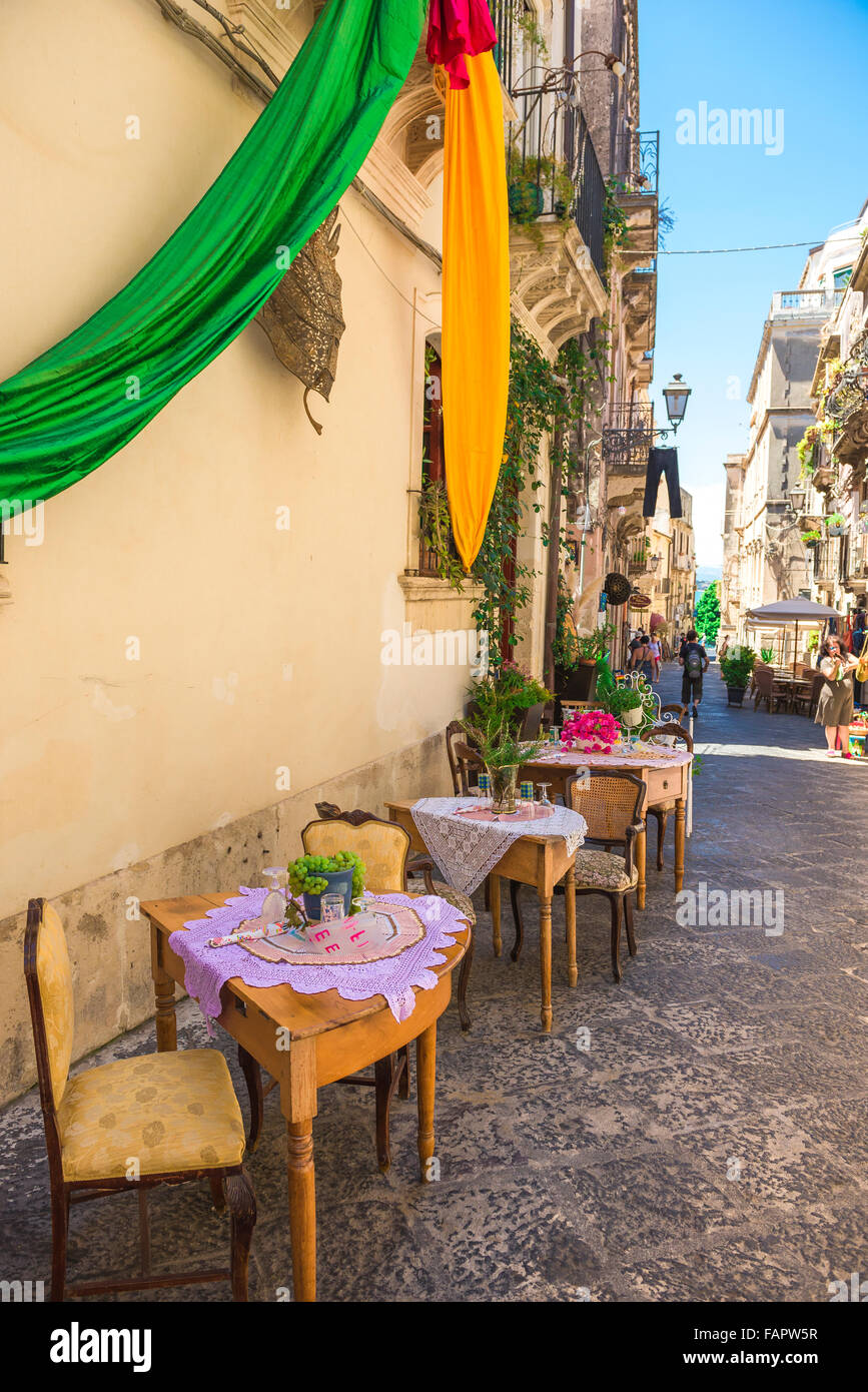 Restaurant de la rue Italie, vue sur les tables situées à l'extérieur d'une trattoria dans le quartier historique de la vieille ville de Syracuse, Sicile. Banque D'Images