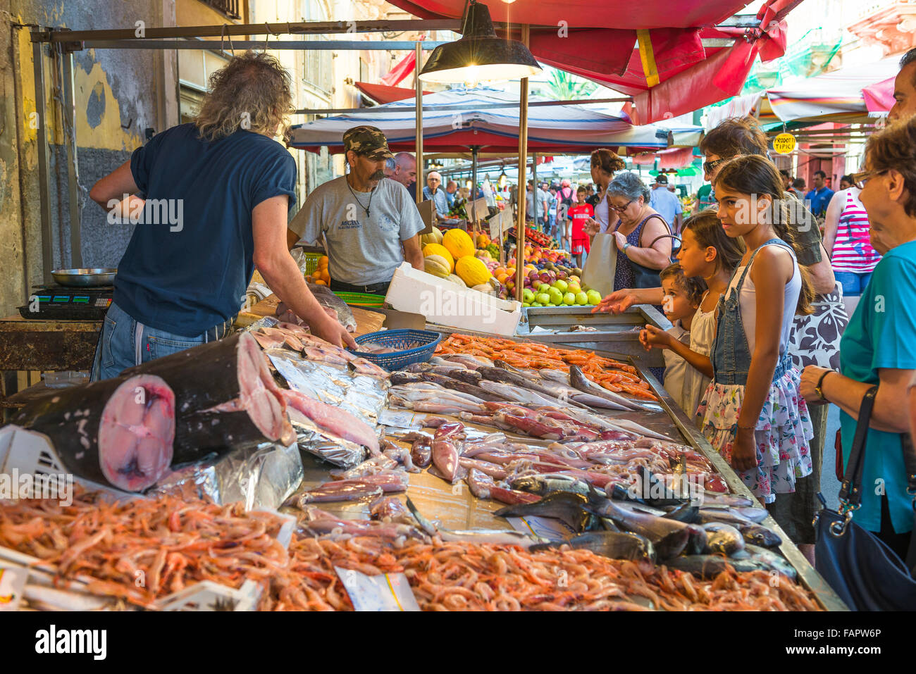 Marché aux poissons de la Sicile, vue de gens sicilienne en attente à un décrochage populaire dans le marché au poisson de Ortigia Ortigia (Syracuse) (Syracuse), en Sicile. Banque D'Images
