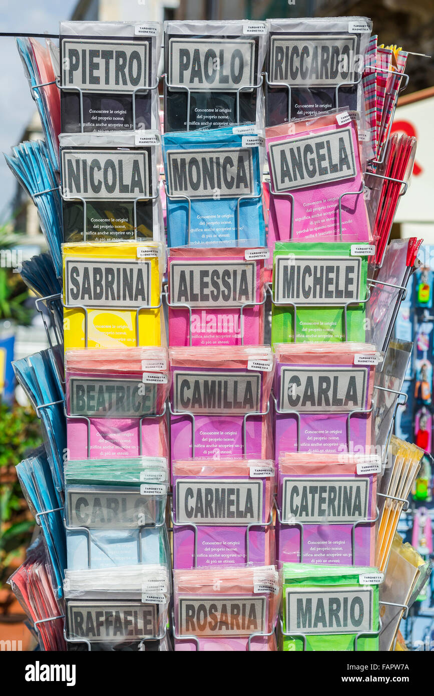 Cartes D Anniversaire De L Italie Un Affichage Des Cartes D Anniversaire Pour Enfants Italiens Sur L Ile D Ortigia Syracuse En Sicile Photo Stock Alamy