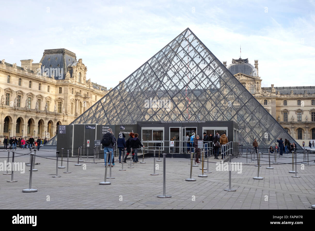 Entrée du musée du Louvre avec cabines de contrôle de sécurité après les attaques terroristes et les Paris Palace avec pyramide dans Paris, France. Banque D'Images