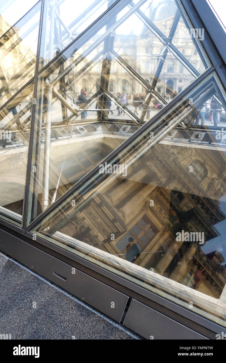 Palais du Louvre et détail de pyramide de verre à Paris, France. Banque D'Images