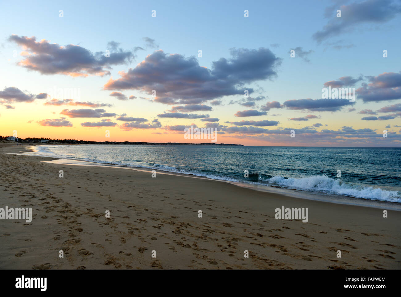 Tofo Beach au coucher du soleil au Mozambique. Plongée à Tofo Beach est la capitale du Mozambique. Banque D'Images