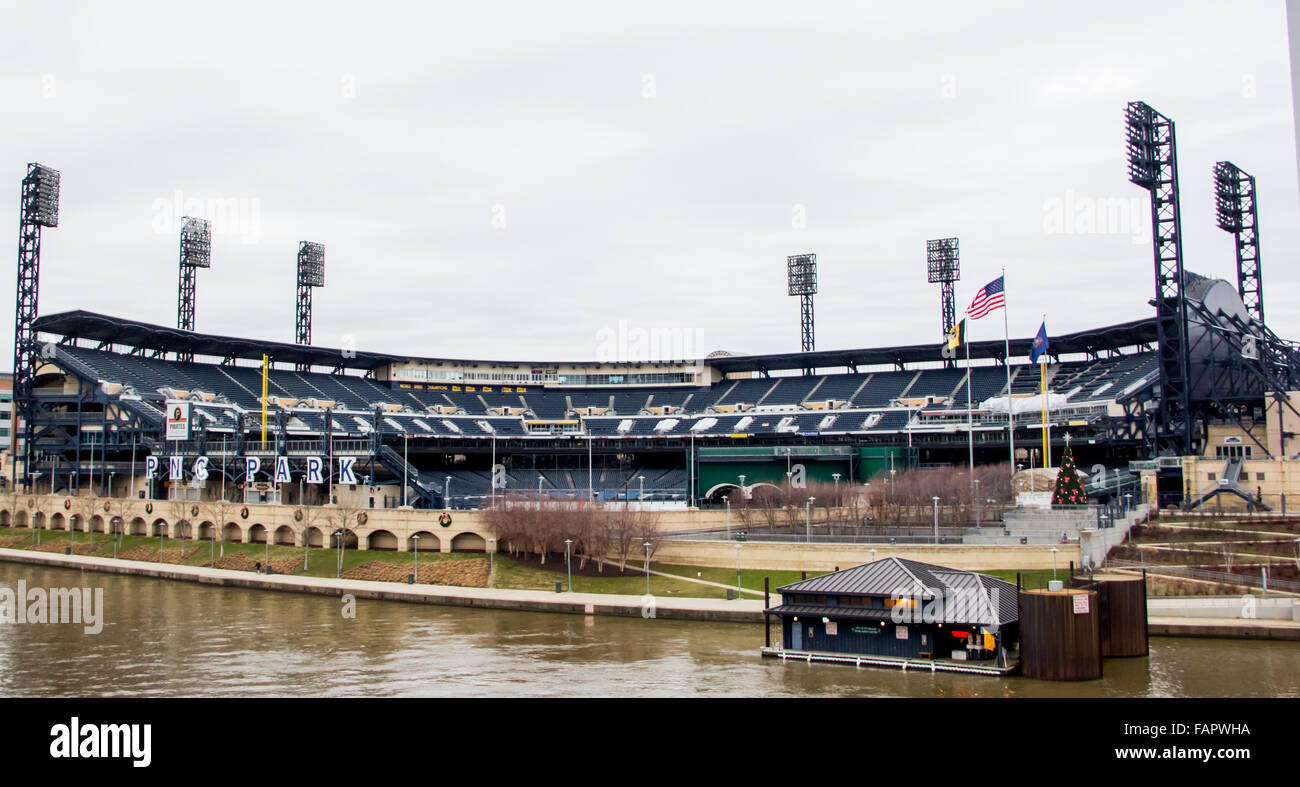 Stade des Pirates de Pittsburgh, du pont sur la rivière Banque D'Images