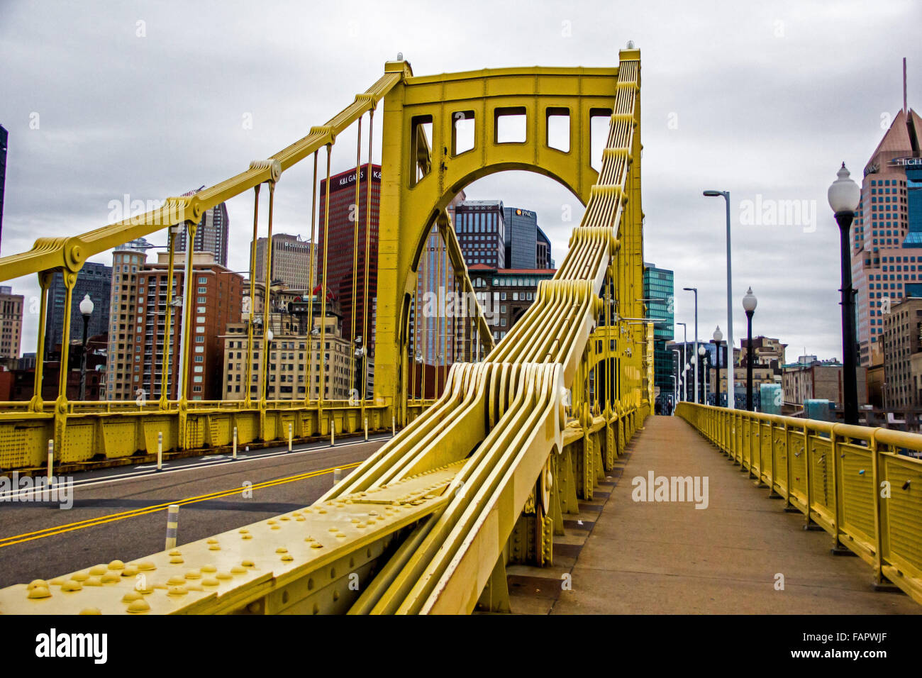 Pittsburgh's Gold bridge avec le paysage en arrière-plan Banque D'Images