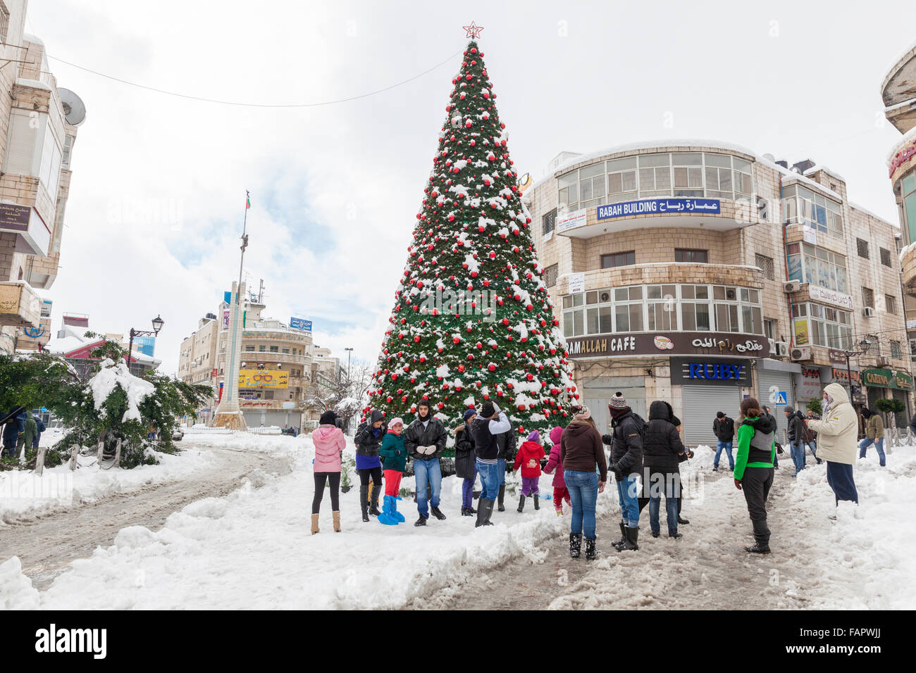 La construction d'un bonhomme de neige dans le centre de Ramallah, Palestine, Cisjordanie Banque D'Images