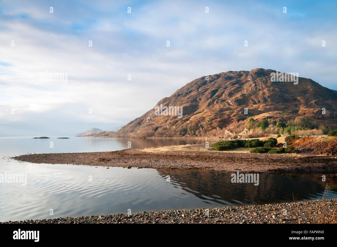 Le Loch Linnhe jusqu'à l'hiver soleil avec Leamhain Beinn droite du centre, Ardgour, en Écosse. Banque D'Images