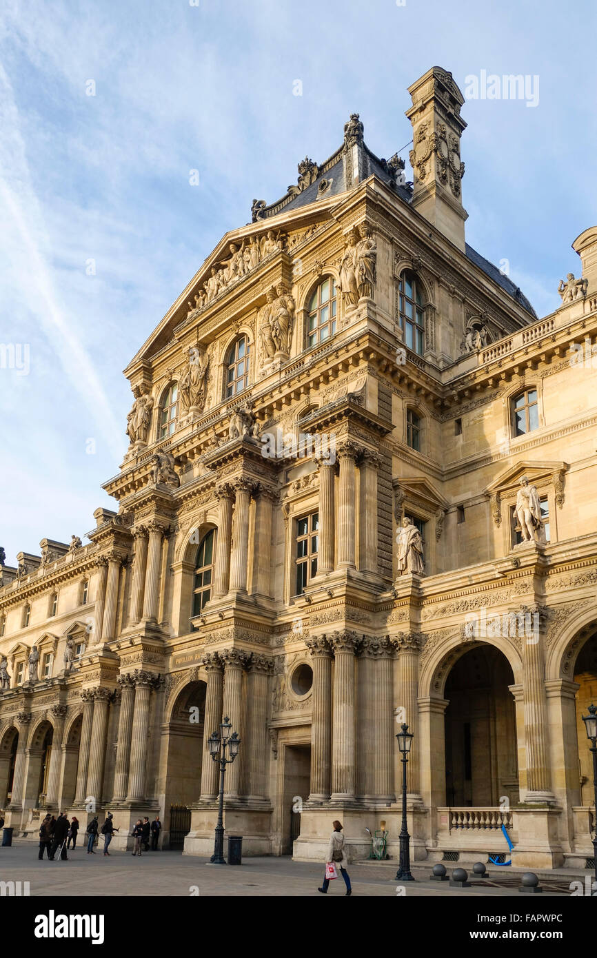 fa-ade-de-l-aile-richelieu-au-palace-du-mus-e-du-louvre-paris