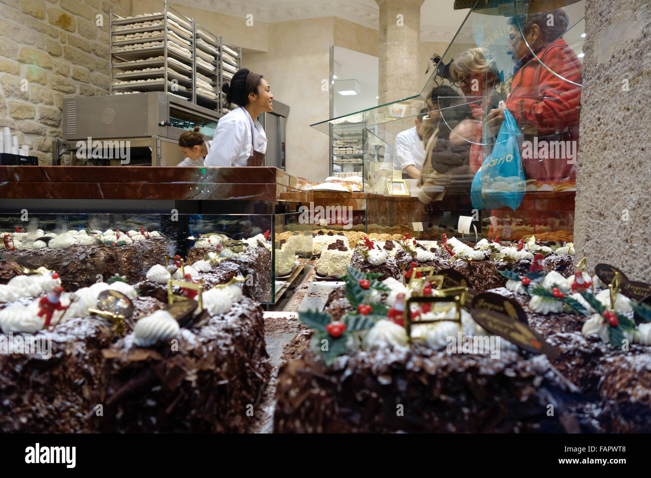 Les clients participant à des travailleurs, des gâteaux à la meringue aux merveilleux de Fred, Paris, France. Banque D'Images