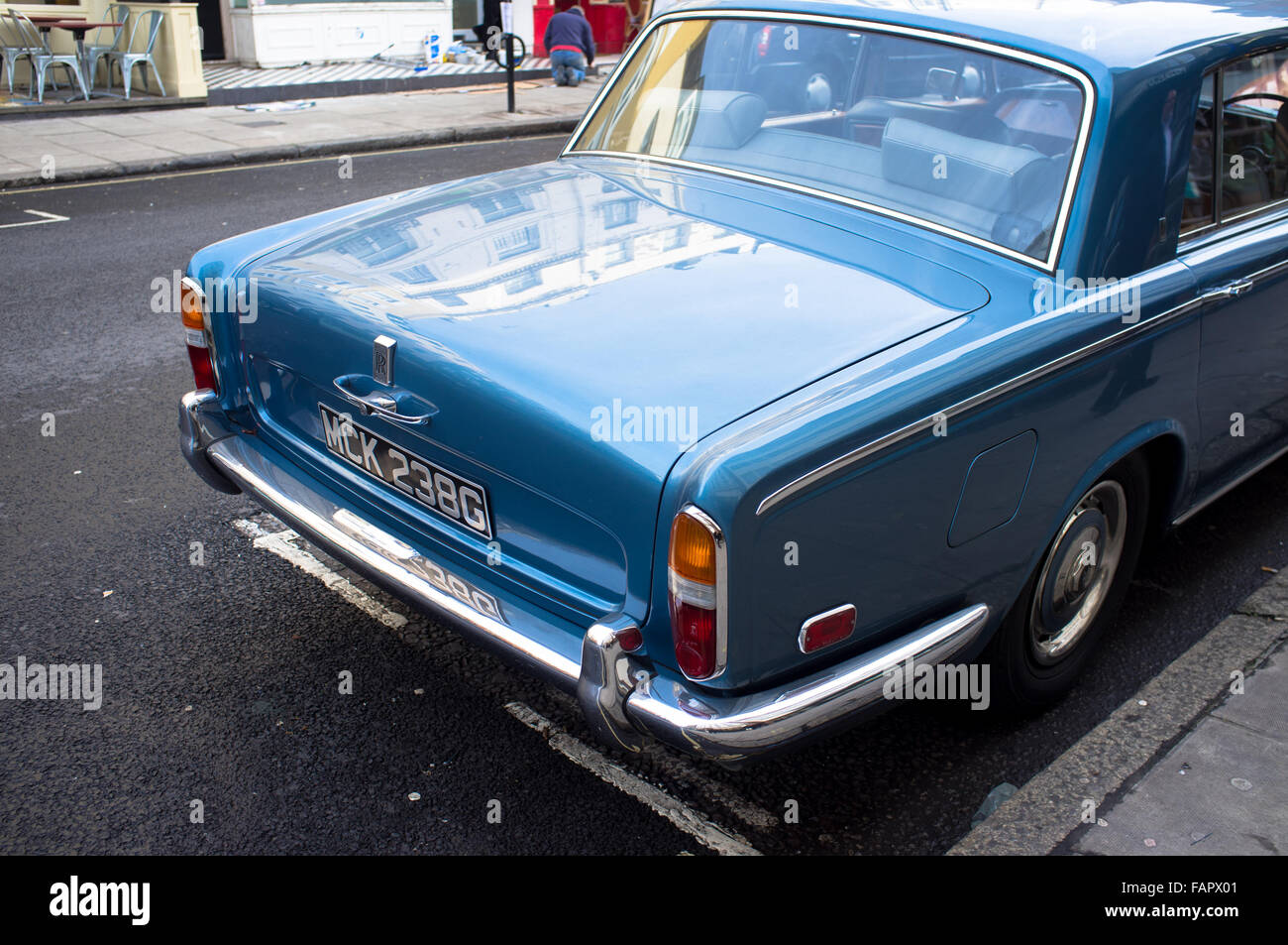 Retour d'un ciel bleu vintage Rolls Royce, stationné sur une rue dans le centre de Londres. Banque D'Images