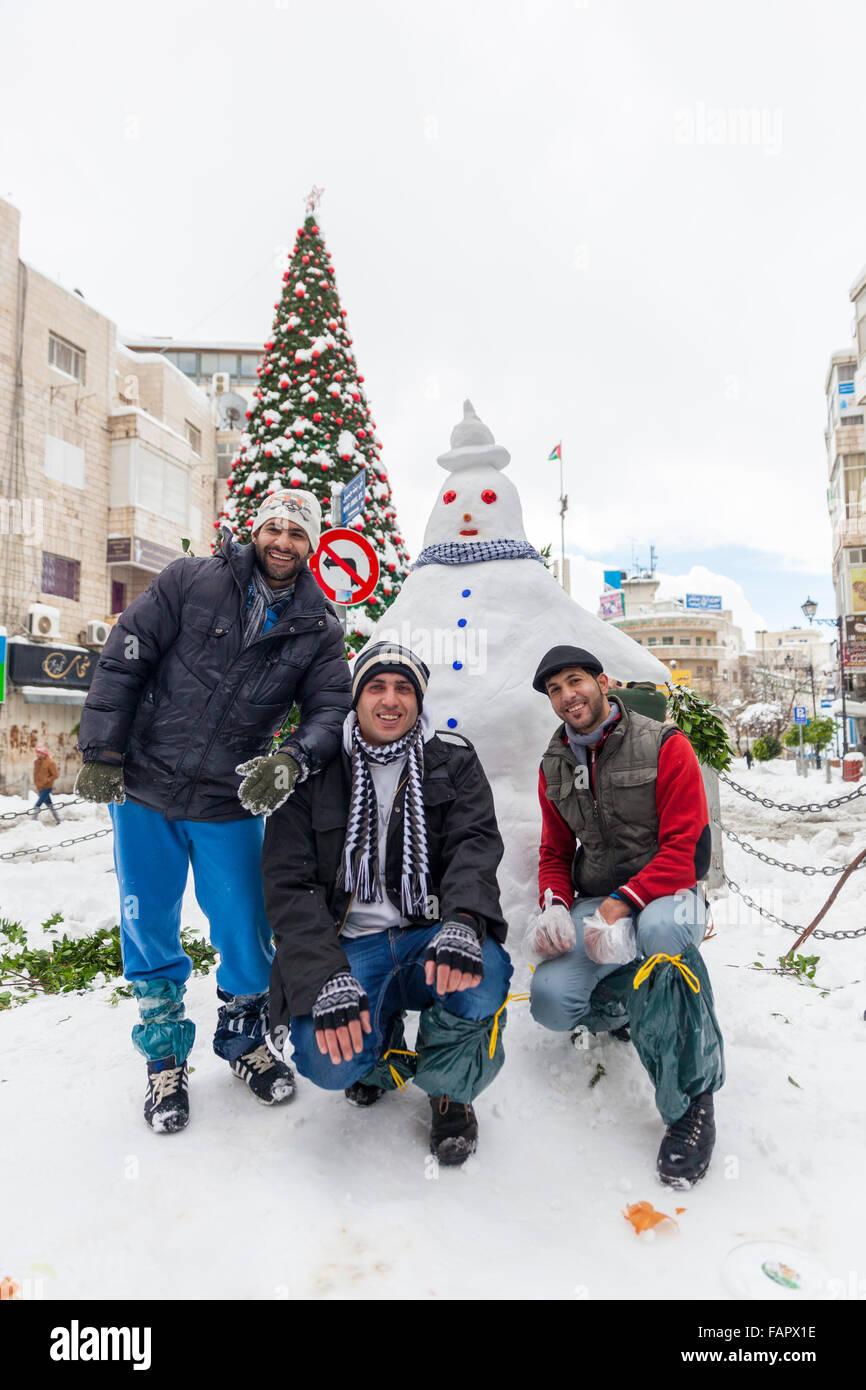 La construction d'un bonhomme de neige dans le centre de Ramallah, Palestine, Cisjordanie Banque D'Images