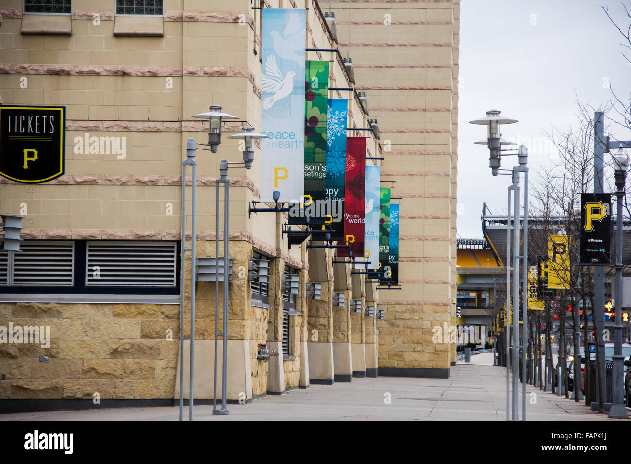 Entrée du stade des Pirates de Pittsburgh, avec des bannières d'hiver raccroché à l'extérieur Banque D'Images