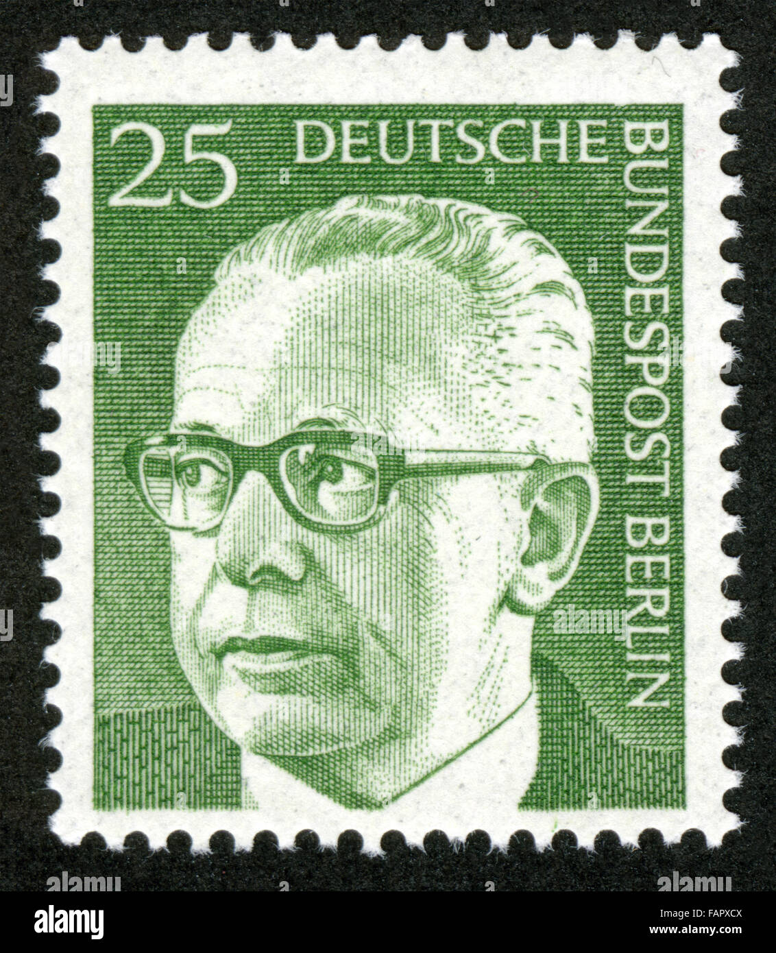 Allemagne - circa 1971 un timbre imprimé en Allemagne montrant un portrait du président fédéral Walter Gustav Heinemann, vers 1971 Banque D'Images