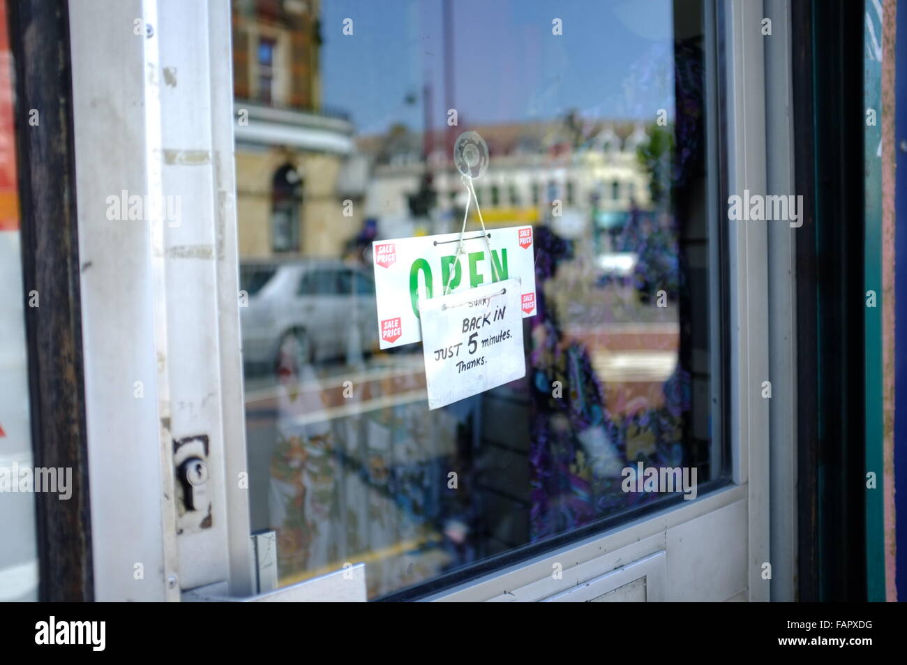 "De retour dans 5 minutes de signer sur le dessus de 'Ouvrir' signe sur la porte en verre de café. Banque D'Images