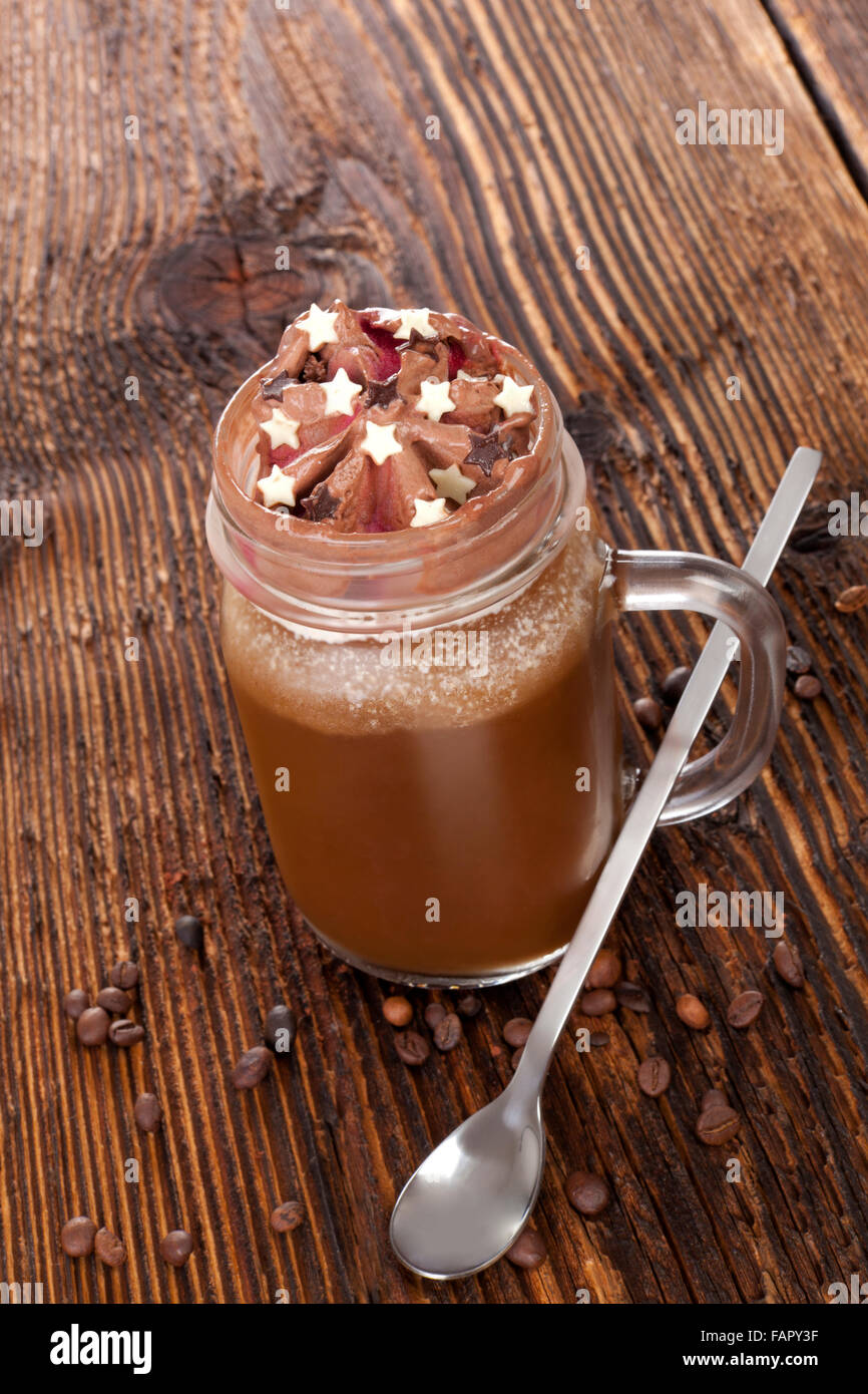 Chocolat chaud sur table en bois. Une délicieuse boisson au cacao. Banque D'Images