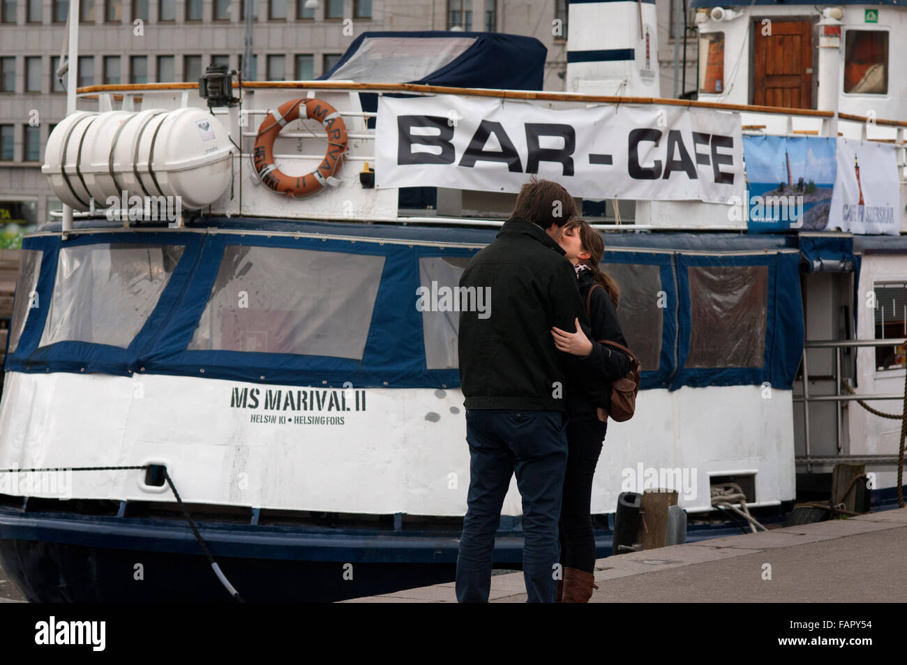 Un couple baiser près du terminal des croisières à Kauppatori, Helsinki, Finlande. Le port d'Helsinki est divisé en deux zones. H de l'Ouest Banque D'Images