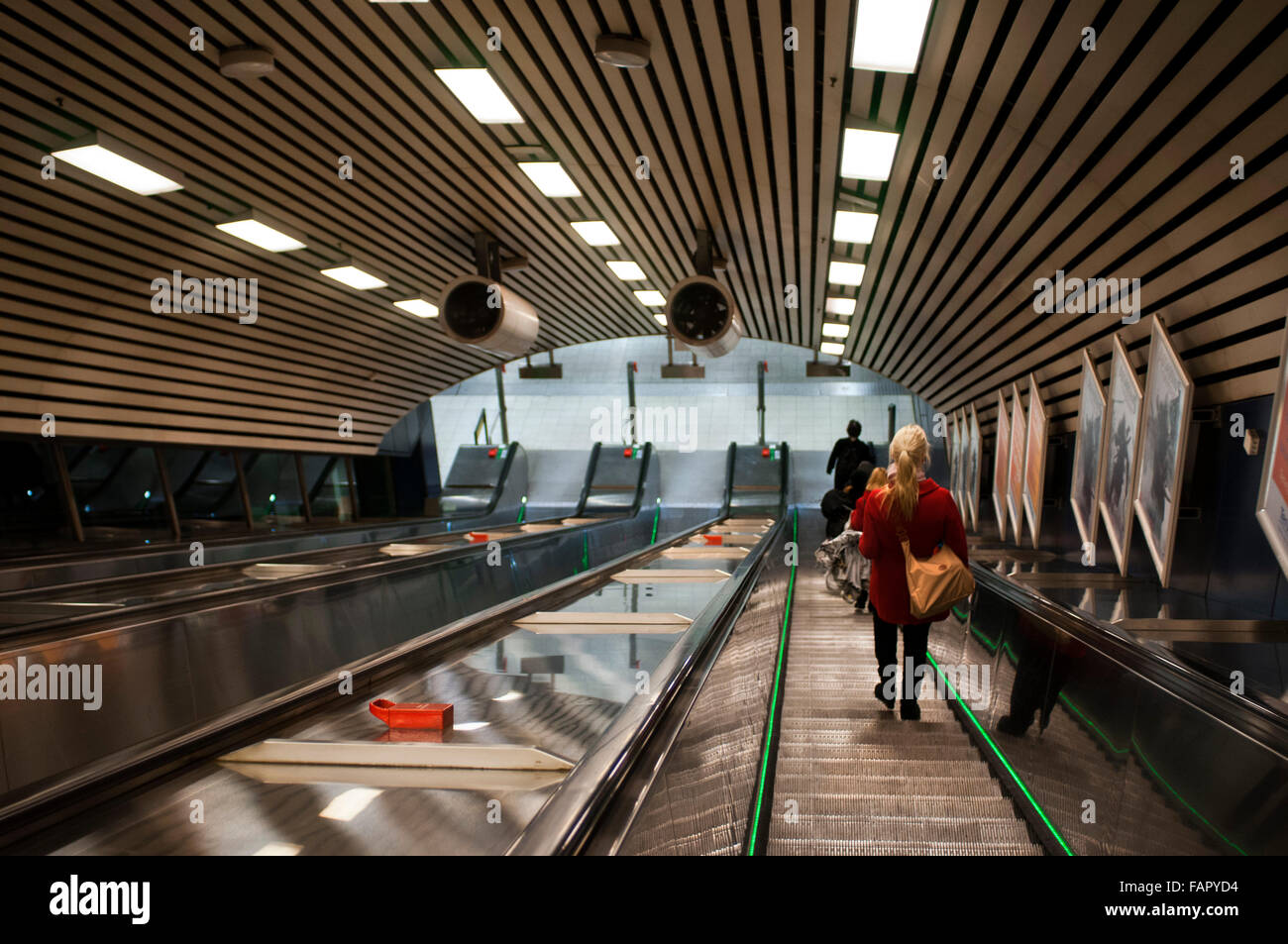 À l'intérieur du métro, Helsinki, Finlande. Une des entrées de métro d'Helsinki. La Ville d'Helsinki est la capitale et la plus grande ville Banque D'Images À l'intérieur du métro, Helsinki, Finlande. Une des entrées de métro d'Helsinki. La Ville d'Helsinki est la capitale et la plus grande ville Banque D'Images