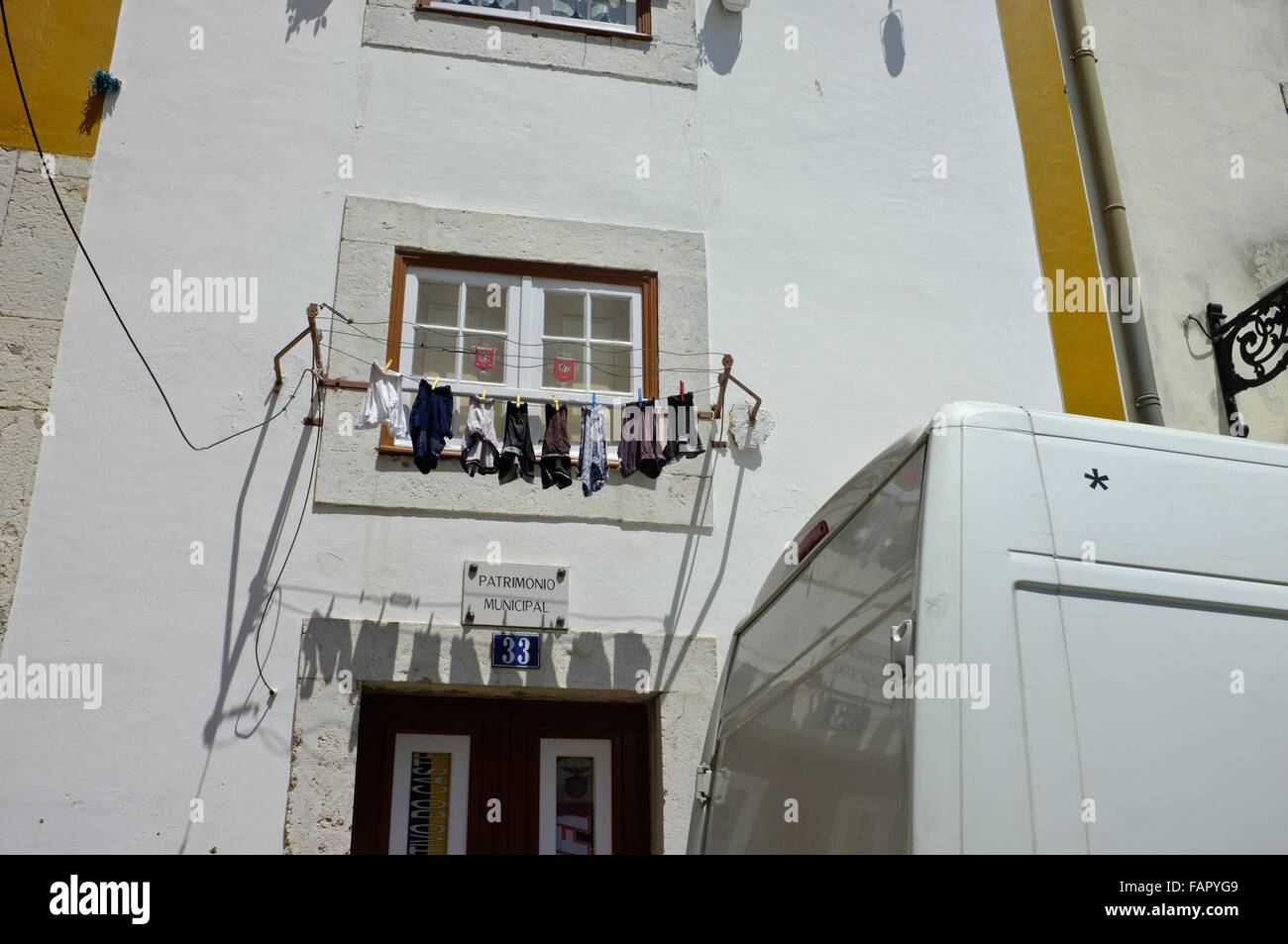Caleçon en dehors d'un séchage de la fenêtre liée à Lisbonne. Banque D'Images
